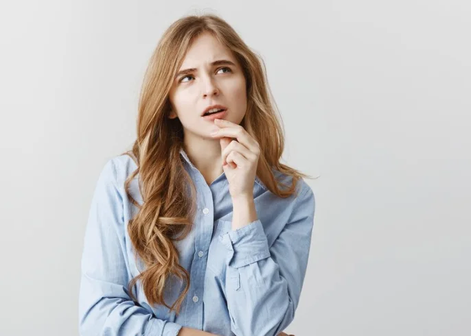 девушка испытывает навязчивые мысли